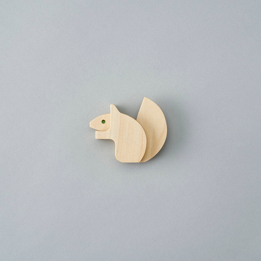 An animal block puzzle of an ezorisu (Ezo squirrel) that lives in Hokkaido in northern Japan. Using a circle as the base, the form is simplified in clean lines. It is designed as an interior object. Designed by Drill Design.