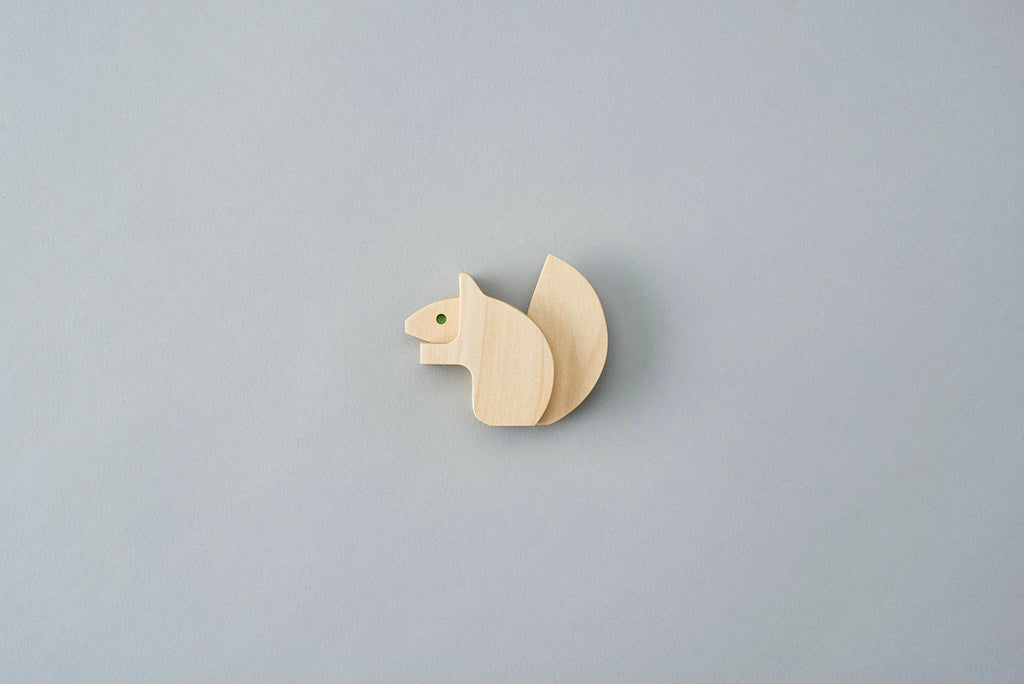 An animal block puzzle of an ezorisu (Ezo squirrel) that lives in Hokkaido in northern Japan. Using a circle as the base, the form is simplified in clean lines. It is designed as an interior object. Designed by Drill Design.