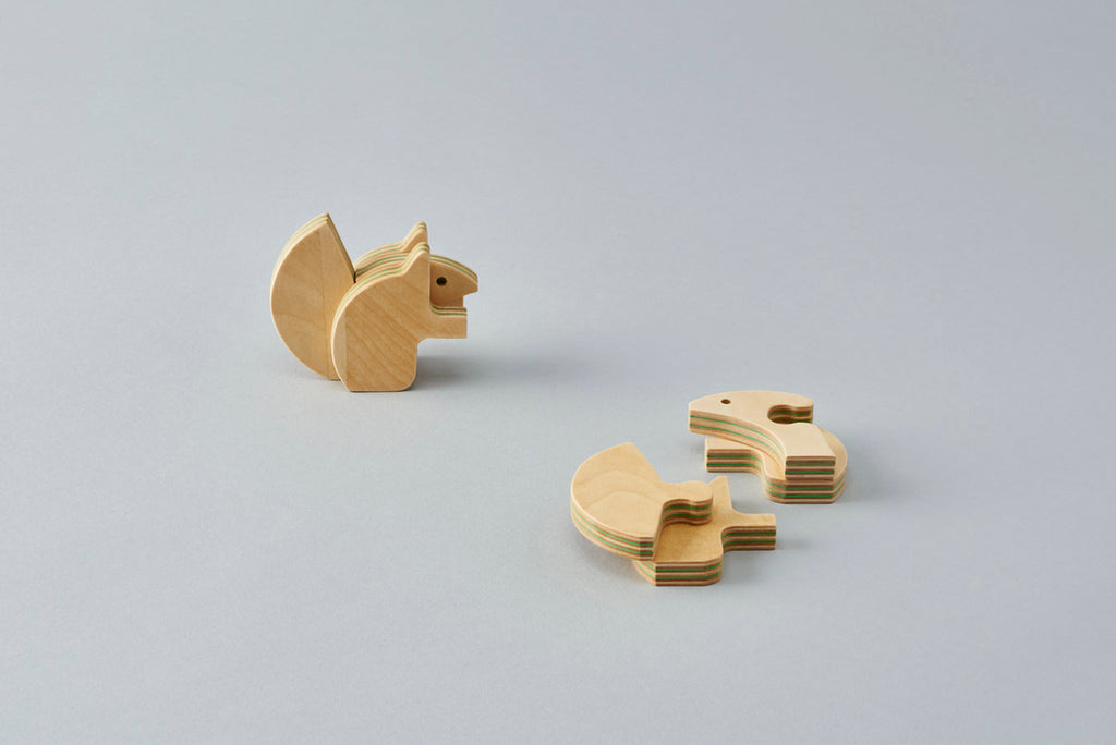 An animal block puzzle of an ezorisu (Ezo squirrel) that lives in Hokkaido in northern Japan. Using a circle as the base, the form is simplified in clean lines. It is designed as an interior object. Designed by Drill Design.