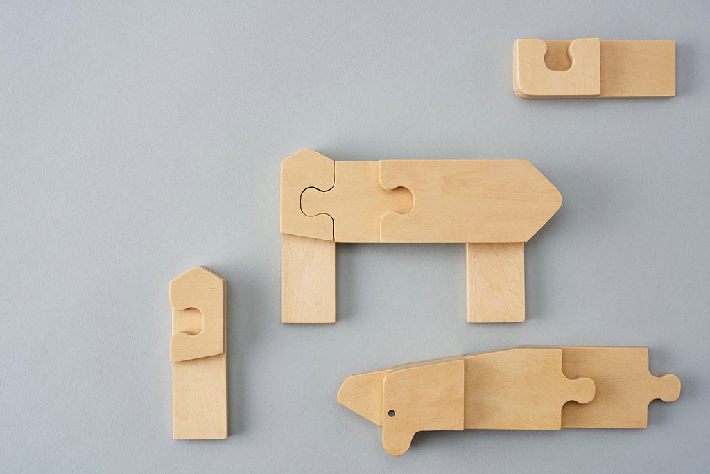 An animal block puzzle of a higuma (Japanese brown bear) that lives in Hokkaido in northern Japan. Here, a traditional bear woodcarving in Hokkaido has been redesigned into a 3D jigsaw puzzle. Designed by Drill Design.