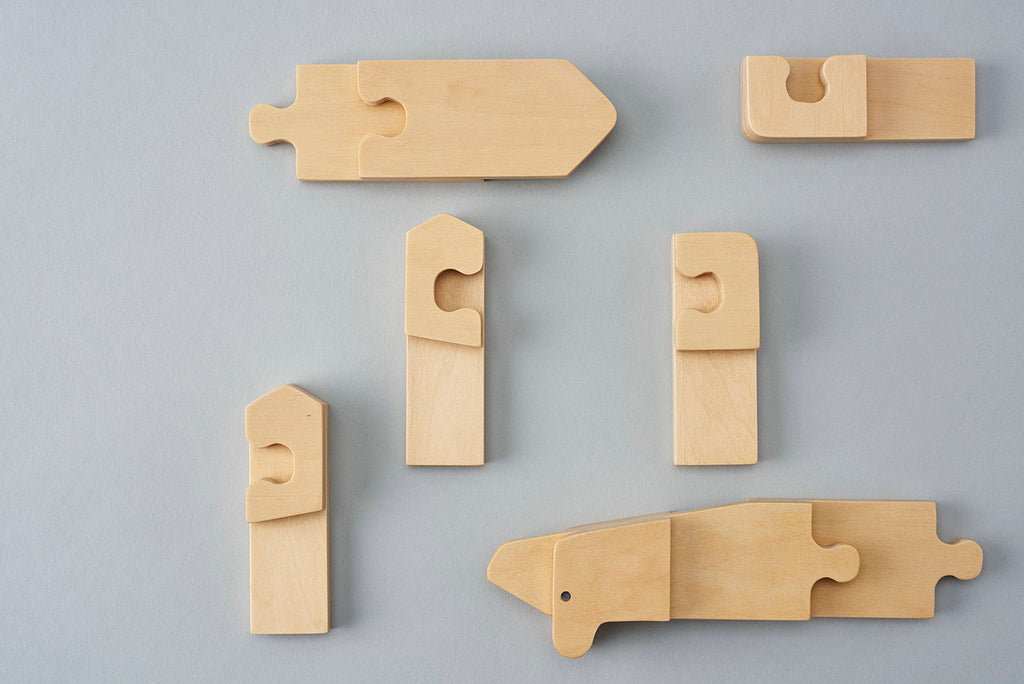 An animal block puzzle of a higuma (Japanese brown bear) that lives in Hokkaido in northern Japan. Here, a traditional bear woodcarving in Hokkaido has been redesigned into a 3D jigsaw puzzle. Designed by Drill Design.
