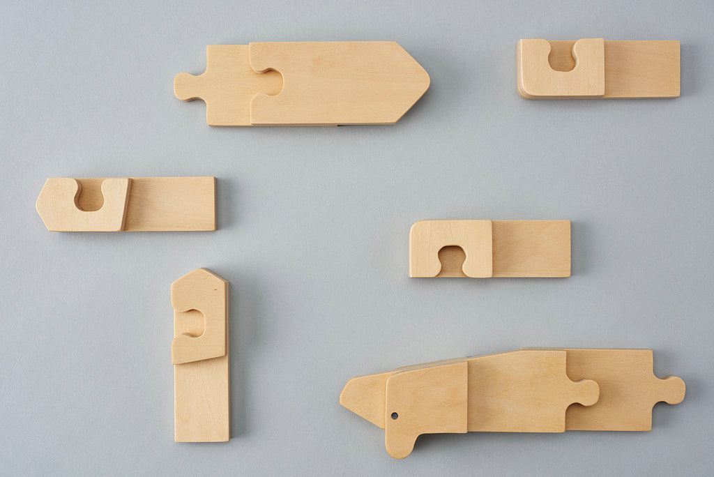 An animal block puzzle of a higuma (Japanese brown bear) that lives in Hokkaido in northern Japan. Here, a traditional bear woodcarving in Hokkaido has been redesigned into a 3D jigsaw puzzle. Designed by Drill Design.