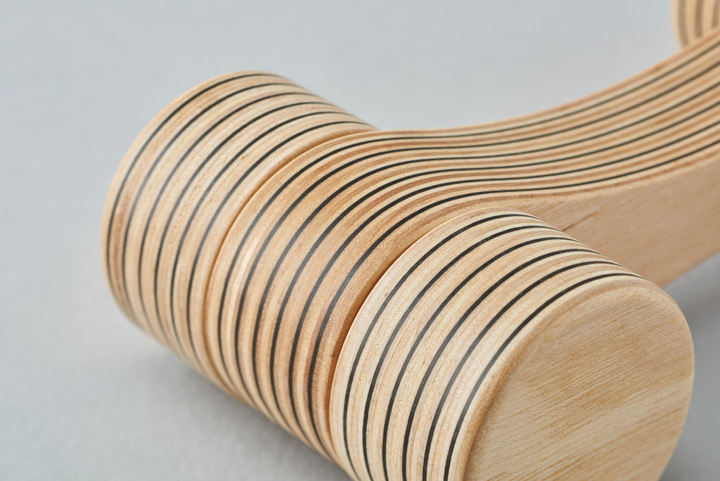 A car-shaped object with a smoothly abstracted design achieved by slimming down the form to the max. Offers the beauty of the plywood’s continuous striped pattern. Designed by Drill Design.