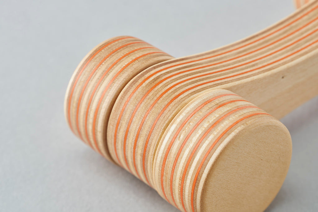 A car-shaped object with a smoothly abstracted design achieved by slimming down the form to the max. Offers the beauty of the plywood’s continuous striped pattern. Designed by Drill Design.