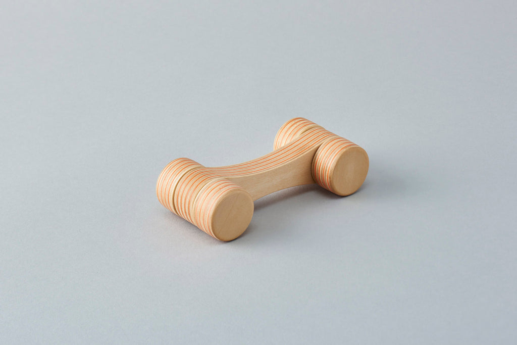 A car-shaped object with a smoothly abstracted design achieved by slimming down the form to the max. Offers the beauty of the plywood’s continuous striped pattern. Designed by Drill Design.