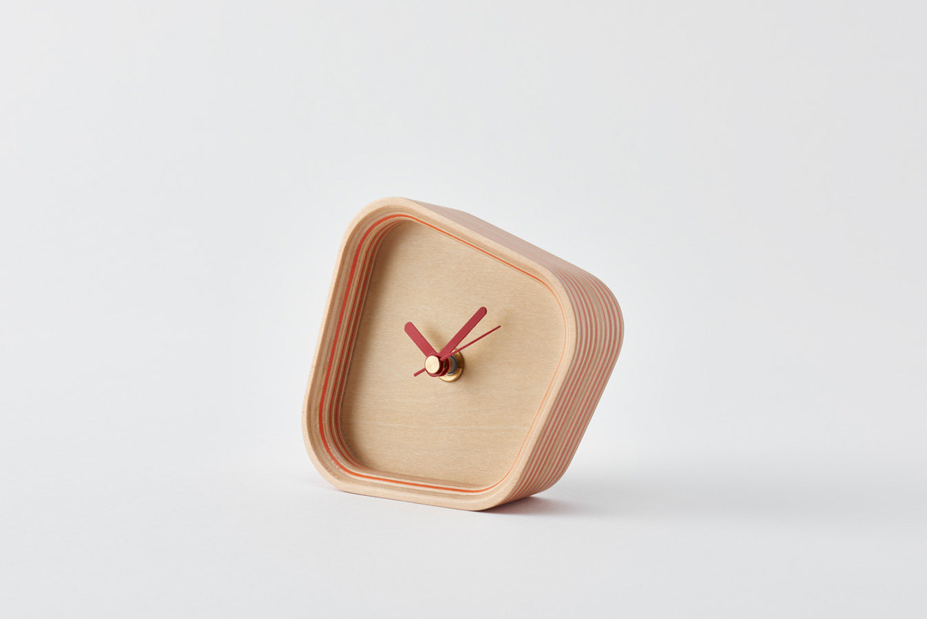 A clock that can be placed either vertically or horizontally owing to a form born of the hours and angles when the hands overlap. Its sense of presence changes dramatically depending on the way you place it. Designed by Fullswing. 