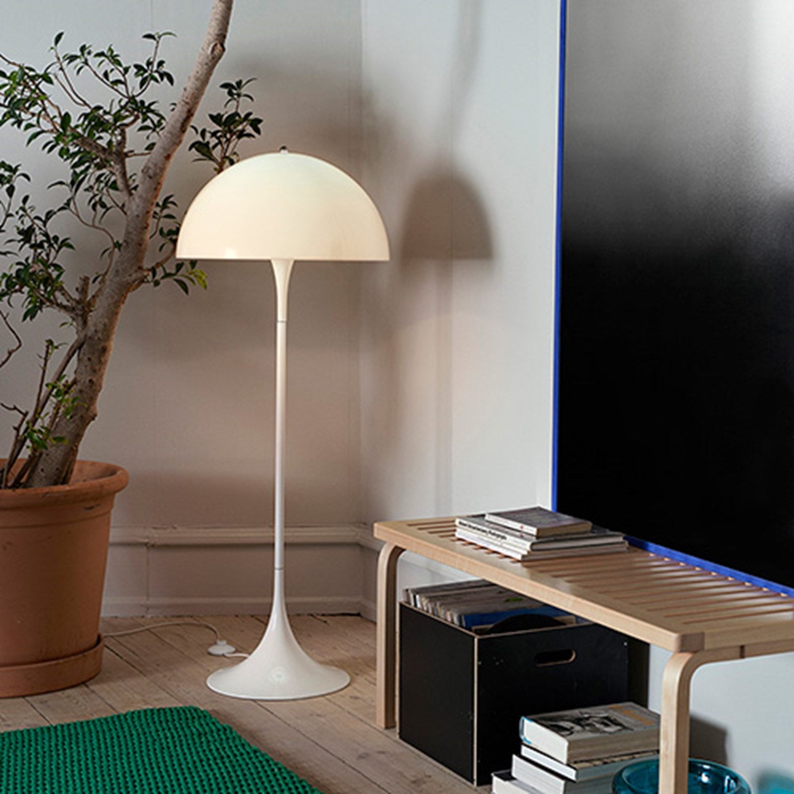 The Pantella Floor Lamp by Louis Poulsen emits a soft and comfortable illumination. The hemispherical shade reflects the light downwards, and the material used ensures that the majority of the light is spread diffusely in the room from the surface of the shade.