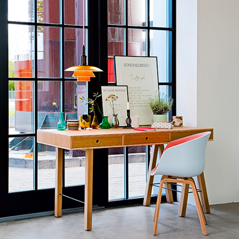 The fixture is 100% glare-free, with a design based on the principle of a reflective three-shade system, which directs most of the light downwards. The shades are made of deep-drawn aluminum with a white inner surface that ensures gentle, downward light distribution. The downward light is both soft and pleasant.