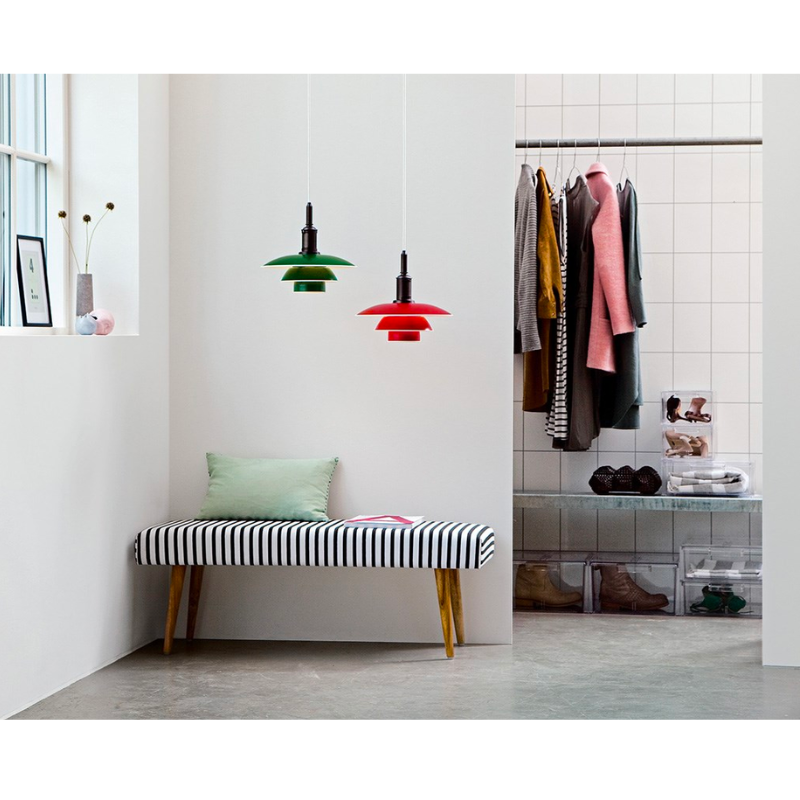 The fixture is 100% glare-free, with a design based on the principle of a reflective three-shade system, which directs most of the light downwards. The shades are made of deep-drawn aluminum with a white inner surface that ensures gentle, downward light distribution. The downward light is both soft and pleasant.