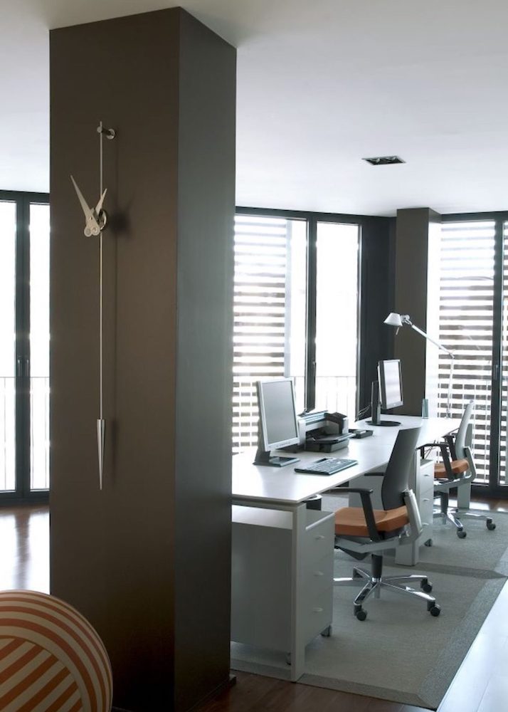 The Punto y Coma Clock has a great personality and a contemporary design, which reinterprets the classic pendulum clock.
