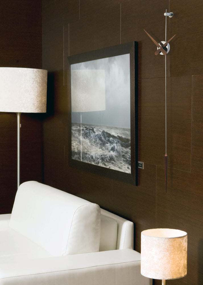 The Punto y Coma Clock has a great personality and a contemporary design, which reinterprets the classic pendulum clock.