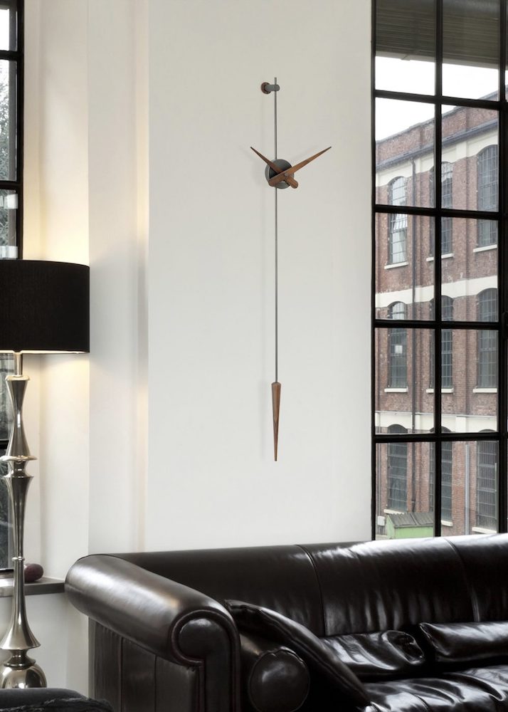 The Punto y Coma Clock has a great personality and a contemporary design, which reinterprets the classic pendulum clock.