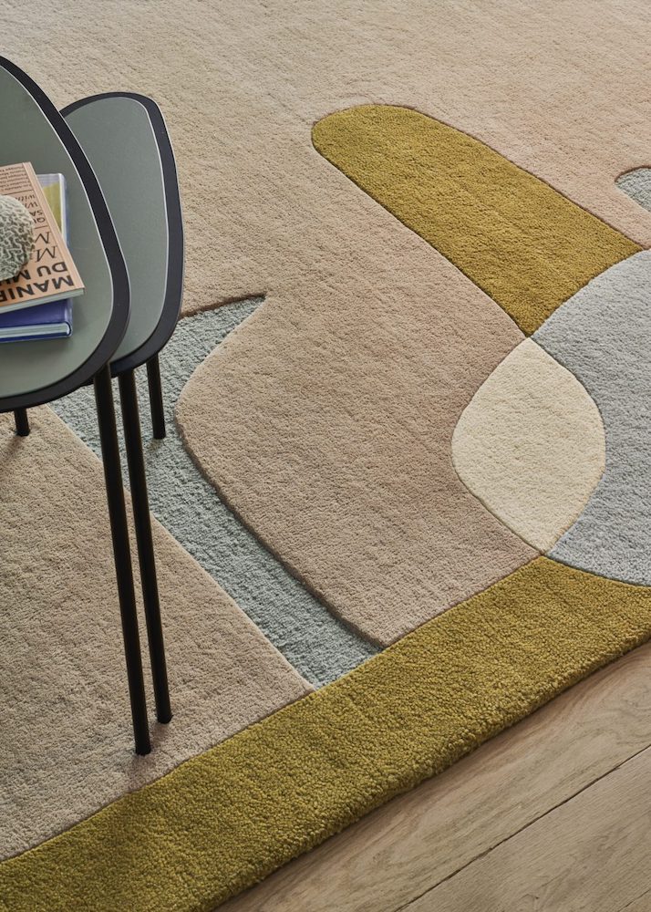 The Sirocco area rug displays a composition of curves and colors inspired by the lands of the Mediterranean. A game of shadows and transparencies, the organic design unfolds in all subtlety. Hand-tufted in a New Zealand wool blend, the pile of this rug is comfortable, yet can adapt to the busiest spaces.