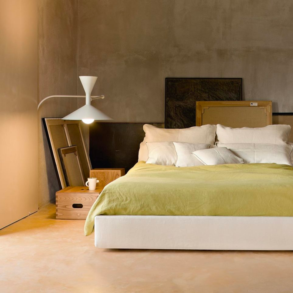 Designed by Le Corbusier for the Unité d Habitation of Marseille in 1949/1952, the Lampe de Marseille wall lamp from Nemo features adjustable lighting via its two joints on the arm with a refined aesthetic. 