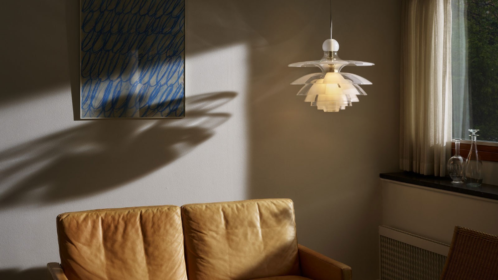 The seven-shade glass crown emits a glare-free, downwardly directed light while radiating a pleasantly delicate glow. Frosted glass fields alternately cover the clear ones from shade-to-shade, thus diffusing the light even more softly.