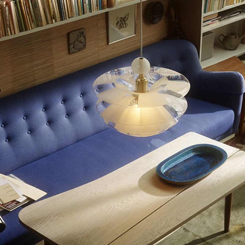 The seven-shade glass crown emits a glare-free, downwardly directed light while radiating a pleasantly delicate glow. Frosted glass fields alternately cover the clear ones from shade-to-shade, thus diffusing the light even more softly.