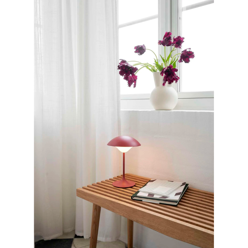The Uno Ora bench features lovely wooden slats give that produce a light and elegant look with a nicely rounded finish thanks to the conical legs.