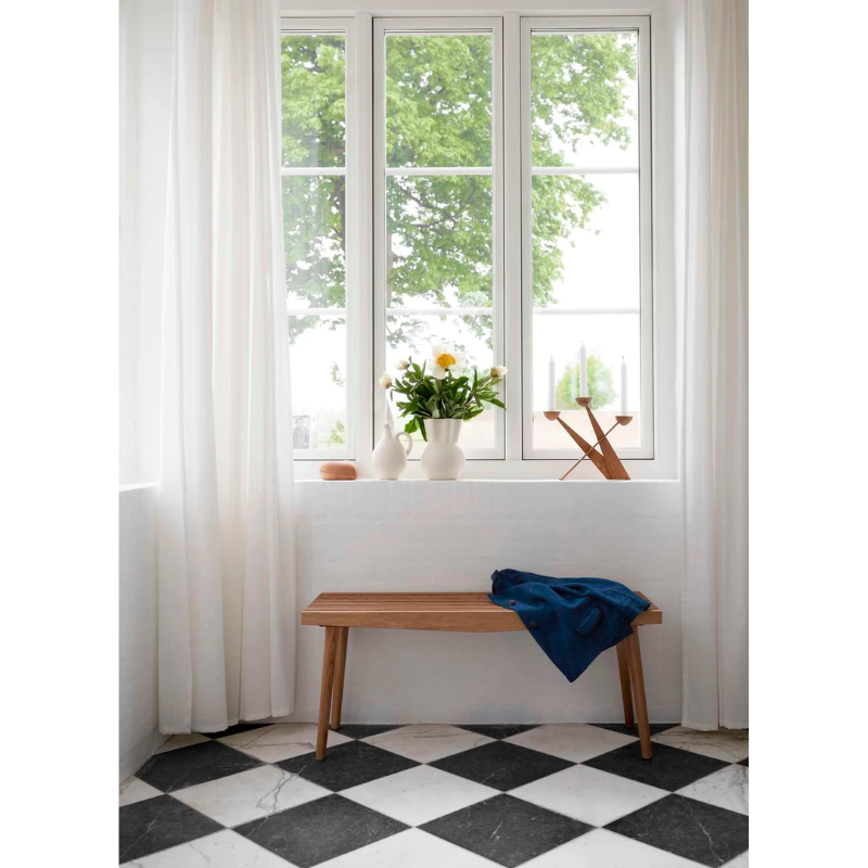 The Uno Ora bench features lovely wooden slats give that produce a light and elegant look with a nicely rounded finish thanks to the conical legs.