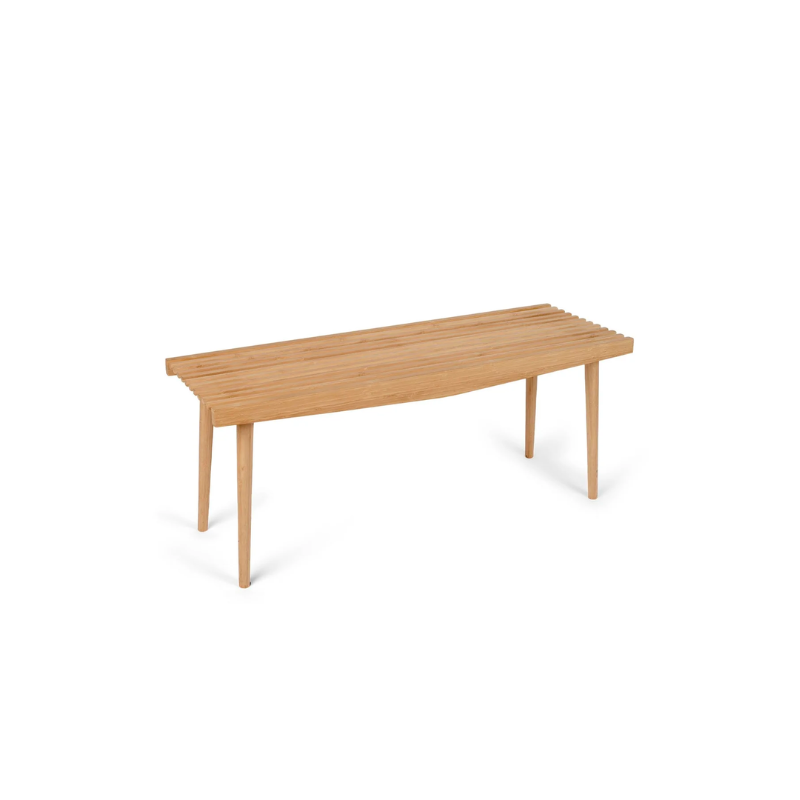 The Uno Ora bench features lovely wooden slats give that produce a light and elegant look with a nicely rounded finish thanks to the conical legs.