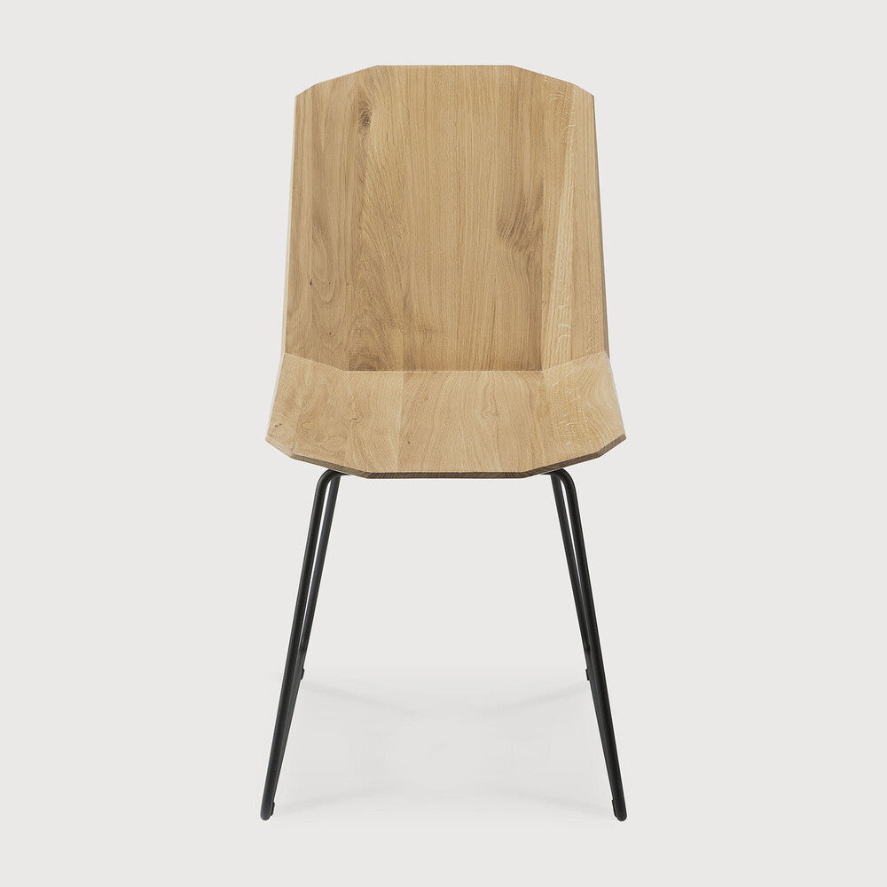 A chair that will fit in any interior but also holds a certain unique aspect of the time in which it is built. Timeless, yet time reflecting. The Facette chair's ingenious wooden structure is divided into facets, which makes the seating both more comfortable and more unique. The idea was to create the impression of folded paper, but crafted in solid wood.
