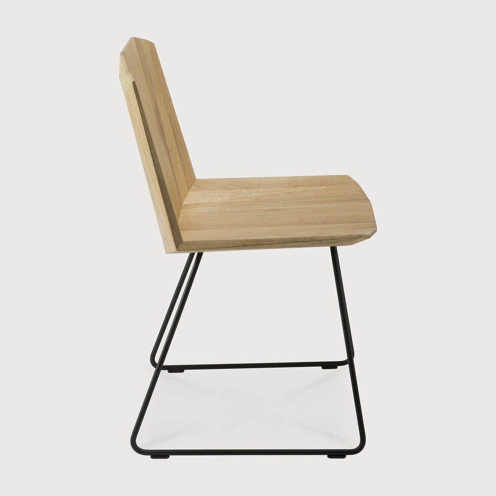A chair that will fit in any interior but also holds a certain unique aspect of the time in which it is built. Timeless, yet time reflecting. The Facette chair's ingenious wooden structure is divided into facets, which makes the seating both more comfortable and more unique. The idea was to create the impression of folded paper, but crafted in solid wood.