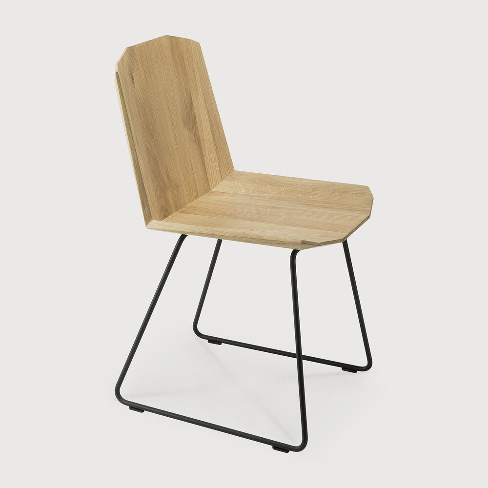 A chair that will fit in any interior but also holds a certain unique aspect of the time in which it is built. Timeless, yet time reflecting. The Facette chair's ingenious wooden structure is divided into facets, which makes the seating both more comfortable and more unique. The idea was to create the impression of folded paper, but crafted in solid wood.