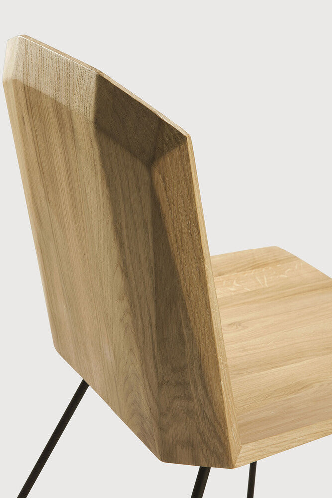 A chair that will fit in any interior but also holds a certain unique aspect of the time in which it is built. Timeless, yet time reflecting. The Facette chair's ingenious wooden structure is divided into facets, which makes the seating both more comfortable and more unique. The idea was to create the impression of folded paper, but crafted in solid wood.