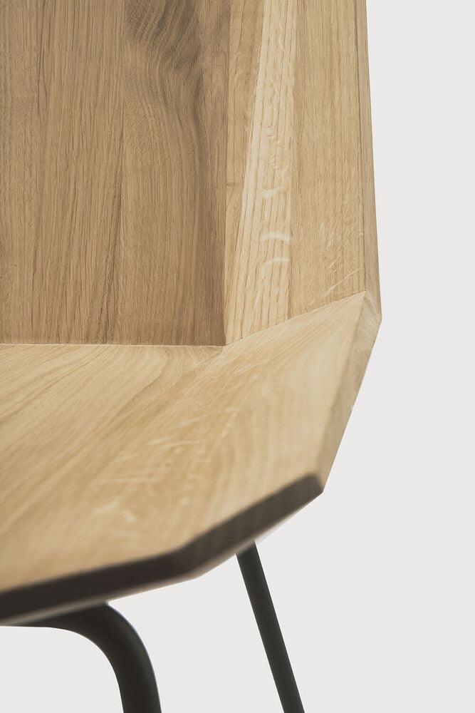 A chair that will fit in any interior but also holds a certain unique aspect of the time in which it is built. Timeless, yet time reflecting. The Facette chair's ingenious wooden structure is divided into facets, which makes the seating both more comfortable and more unique. The idea was to create the impression of folded paper, but crafted in solid wood.
