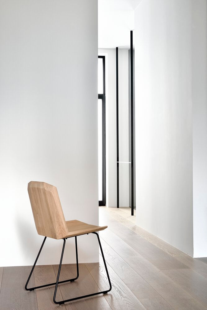A chair that will fit in any interior but also holds a certain unique aspect of the time in which it is built. Timeless, yet time reflecting. The Facette chair's ingenious wooden structure is divided into facets, which makes the seating both more comfortable and more unique. The idea was to create the impression of folded paper, but crafted in solid wood.