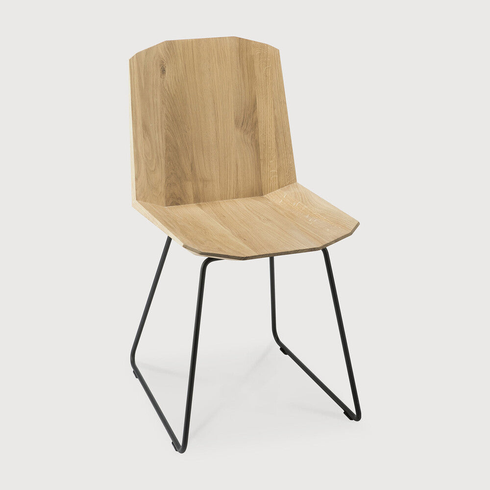 A chair that will fit in any interior but also holds a certain unique aspect of the time in which it is built. Timeless, yet time reflecting. The Facette chair's ingenious wooden structure is divided into facets, which makes the seating both more comfortable and more unique. The idea was to create the impression of folded paper, but crafted in solid wood.
