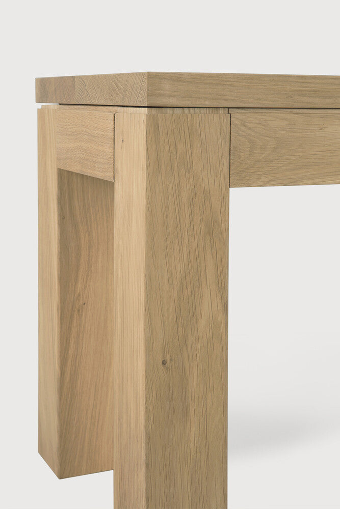 Ethnicraft's Straight Bench is cleverly designed to maximize seating space at the table. It's clean and contemporary style features simple lines that accentuate the sturdy shape of the bench. A beautiful addition to both dining settings or to display books and magazines in a decorative corner. 