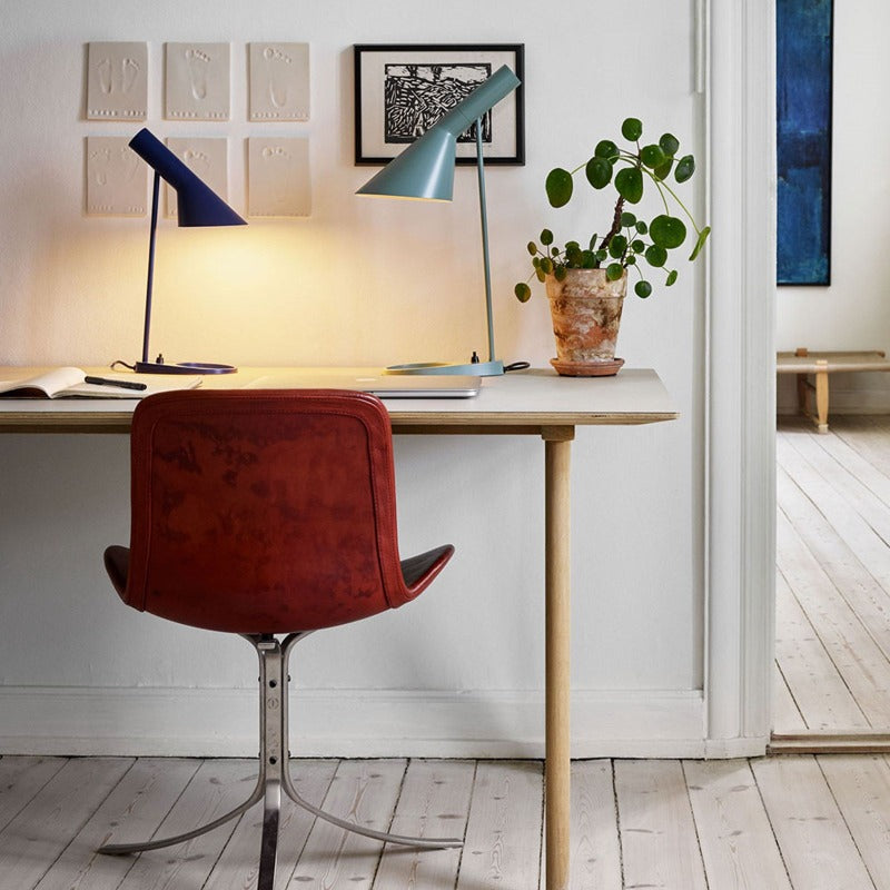 Arne Jacobsen designed the AJ Lamp for the SAS Royal Hotel in Copenhagen (Radisson Collection) in 1957. The profile of the AJ Lamp with its straight lines and its combination of oblique and right angles is not only seen as a formal parallel to the profile of the Series 3300 seats but also to the geometric profiles of his buildings.