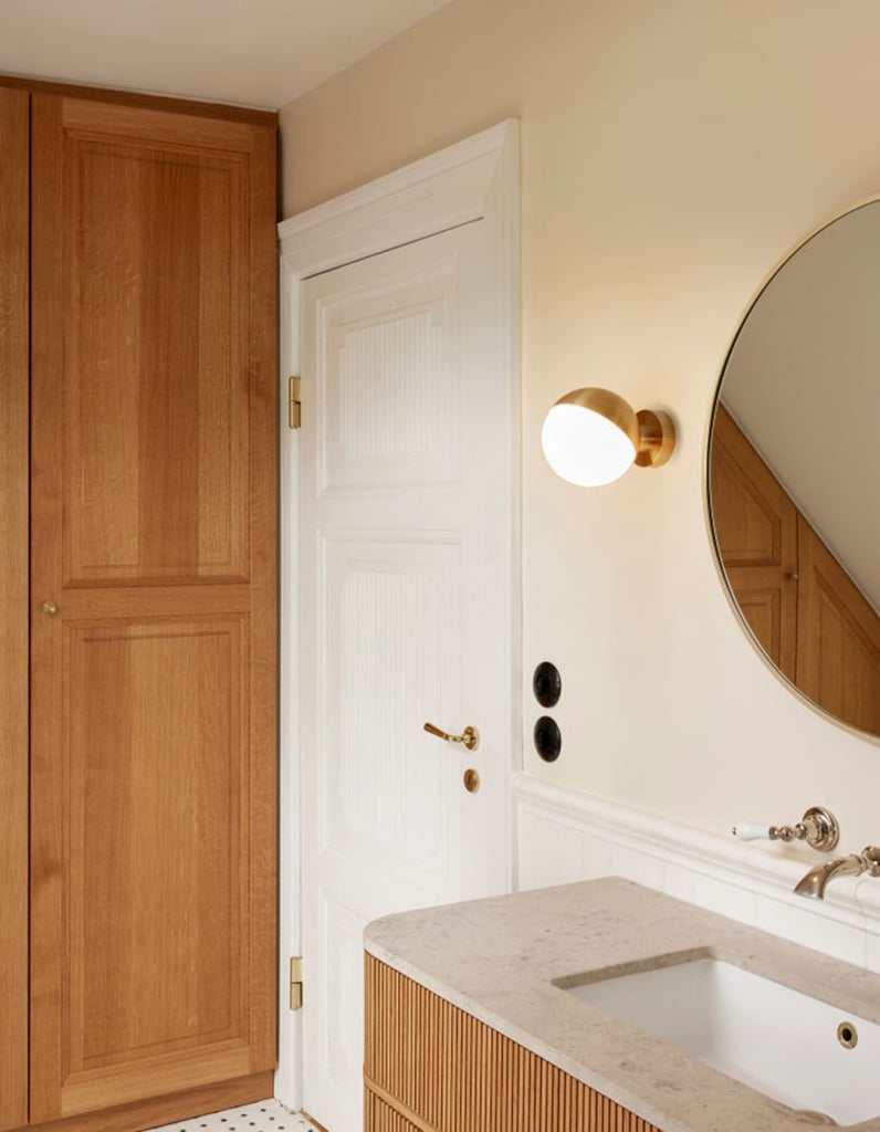 The VL Studio Wall light by Louis Poulsen emits a glare-free, diffused light. The triple-layered opal glass provides a pleasant and uniform illumination of the area around the fixture. The lamp shade can be tilted 90 degrees to the right or left, which allows for flexible light distribution.